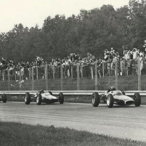 Graham Hill devance un temps la Lotus 25  de Jim qui finira par gagner et être sacré à Monza Graham Hill devance un temps la Lotus 25  de Jim qui finira par gagner et être sacré à Monza